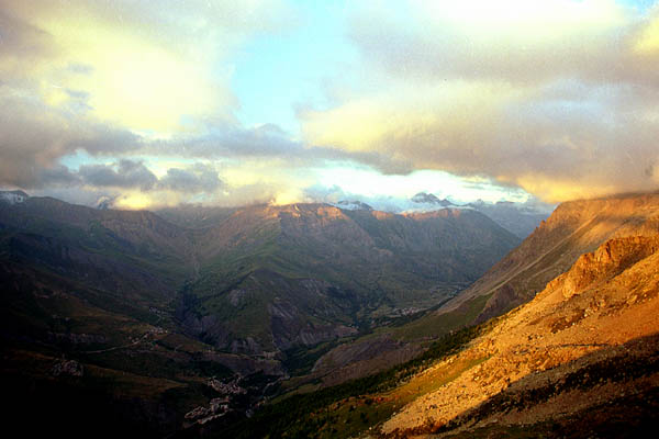 alpinisme/ecrins/2000_07_rateau/crepuscule_vallee-4507-21.jpg