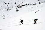 monte sur les Clochetons, le refuge en contrebas